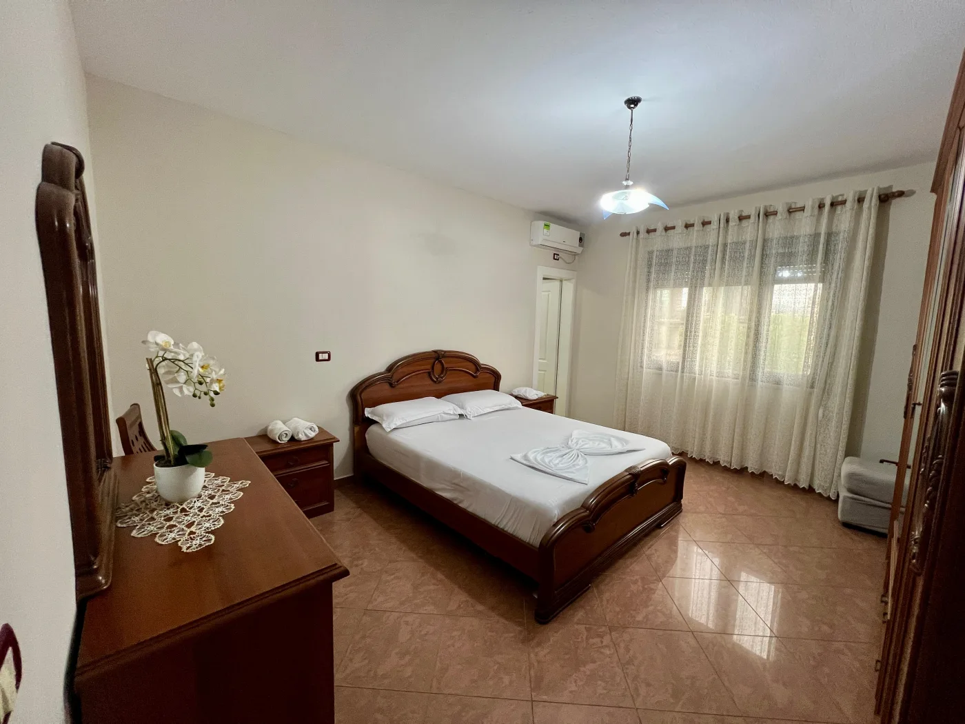 For rent, 2+1+2 apartment with 2 bathrooms, Rruga e Kavajës, Tirana. 5