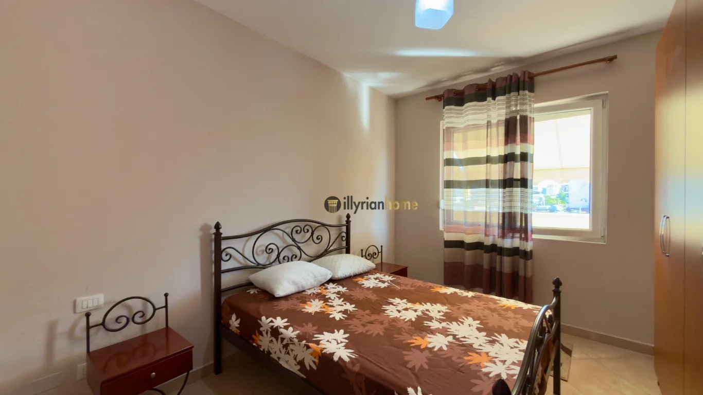 1+1 apartment with a large veranda near Pazar i Ri - Image 5