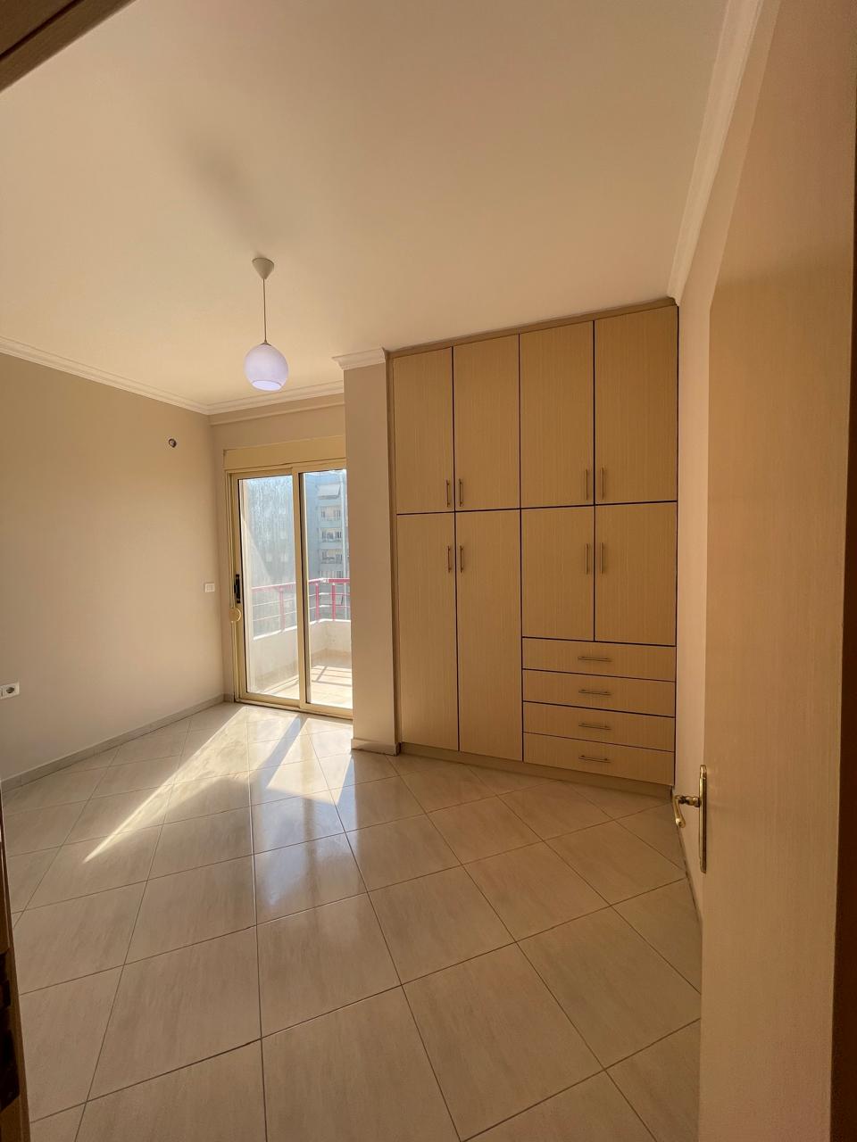 For sale, 2+1+2 apartment with 2 bathrooms, near Loni Papuciu Stadium, Fier. 5