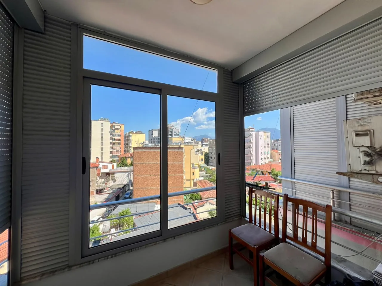 For rent, 2+1+2 apartment with 2 bathrooms, “Pazari i Ri”, Tirana. 9