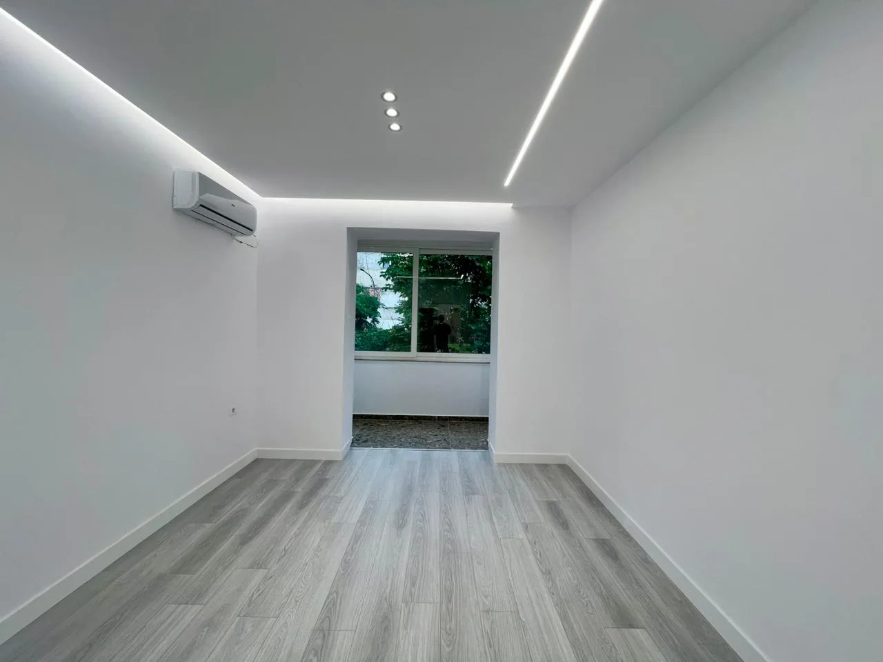 Jepet me Qira Ambient Biznesi në Rrugën e Barrikadave, vetëm 5 minuta në këmbë nga “Sheshi Skënderbej”, Tiranë. - Image 8