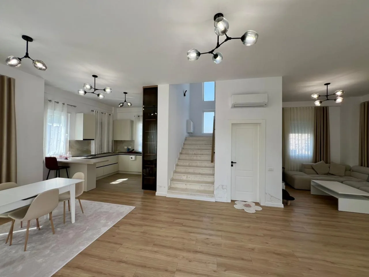Zur Miete, 3-stöckige Villa "Mjull Bathore", Tirana - Image 15