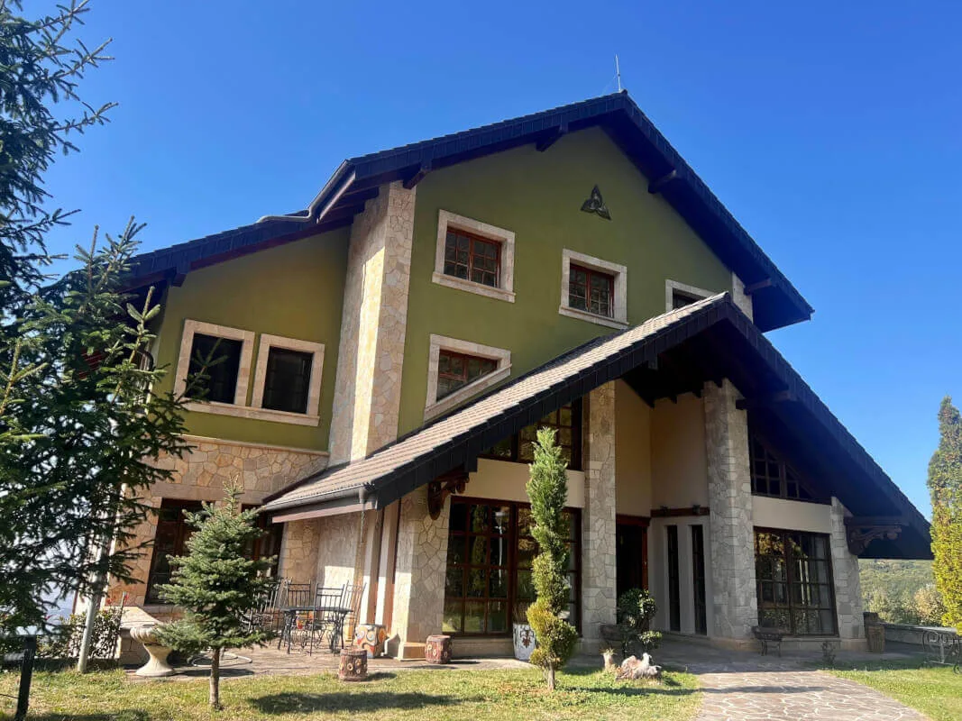 Shitet, Hotel 4- katësh + restorant, Mali i Dajtit – Tiranë