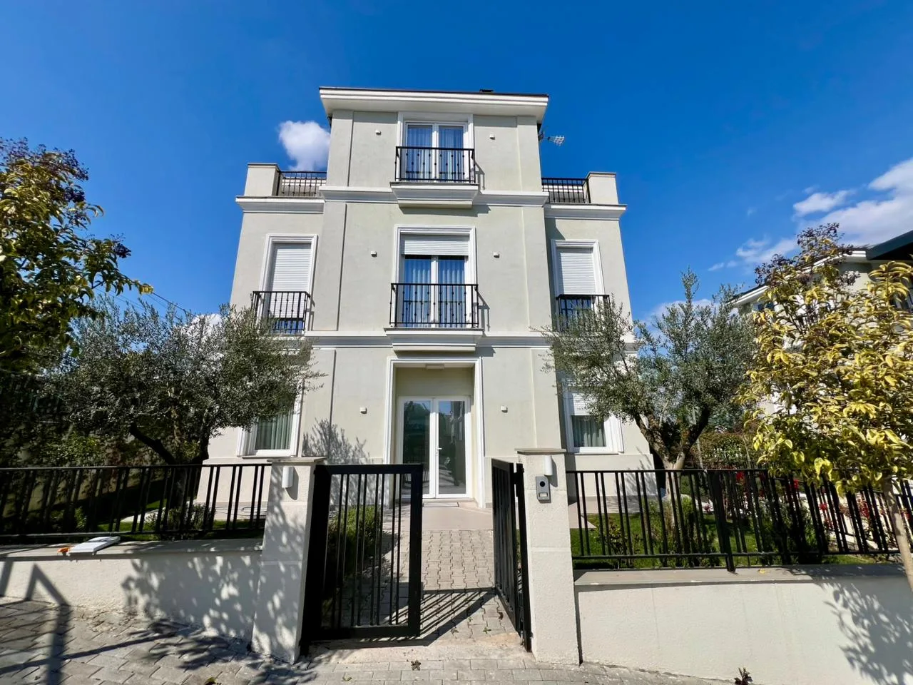 For rent, 3-story villa "Mjull Bathore", Tirana - Image 11