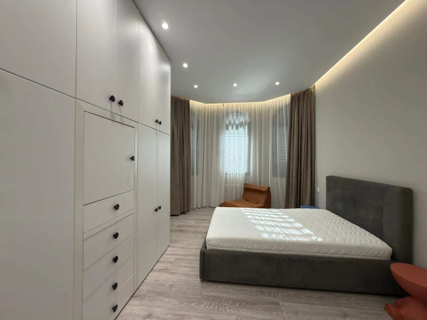 In vendita: Villa ultra-lussuosa su 3 piani con terrazza panoramica, piscina, palestra, cortile privato e parcheggio per 6 auto a Liqeni i Thatë, Tirana. - Image 15