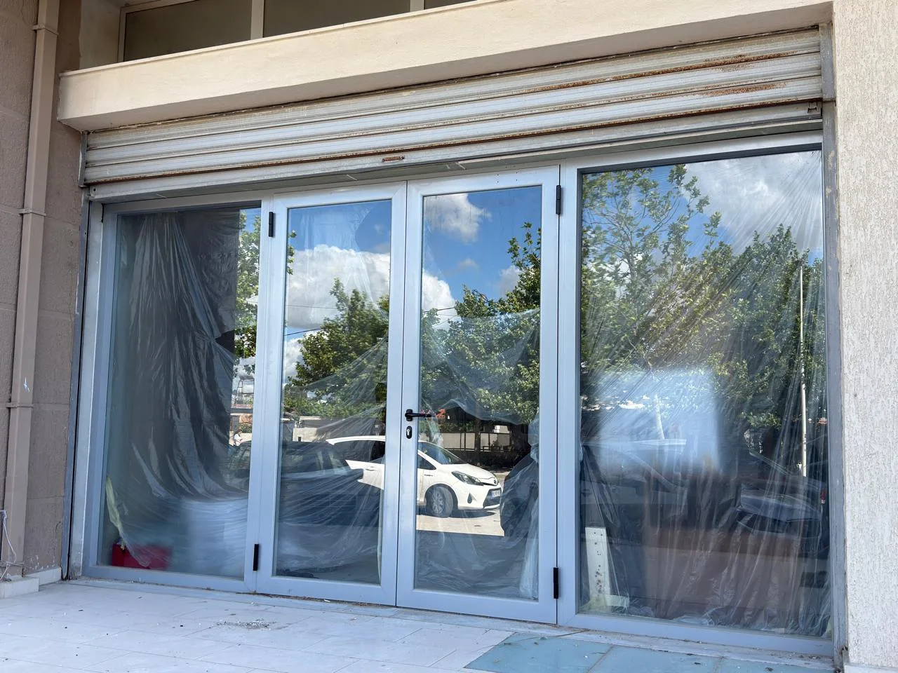 In vendita Attività commerciale 321 m² a Valona | Posizione strategica con affaccio sul mare