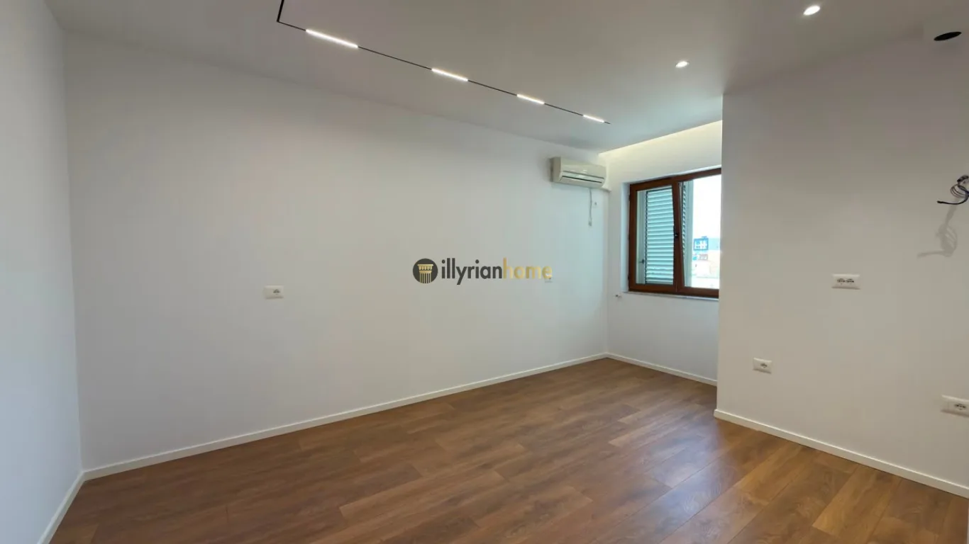 For sale, 2+1 apartment with restored balcony and high-quality finishes on Fadil Bodinaku Street, former New Tirana Station – Nishanaku Bridge.