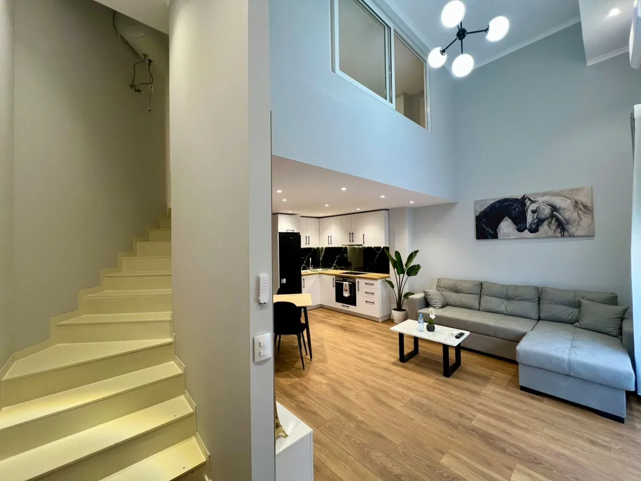Shitet Duplex Luksoz, Gati për Banim ose Airbnb, pranë Liqenit të Thatë - Image 9