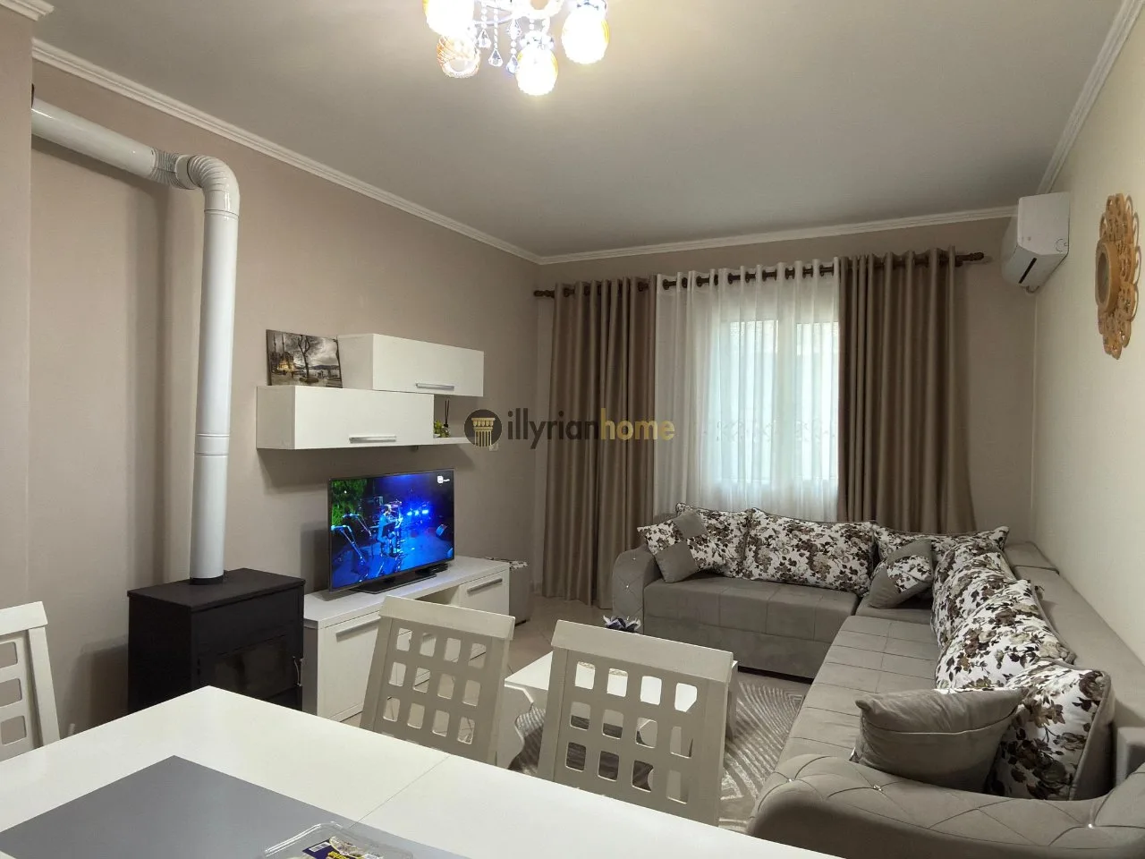 Jepet me Qira Apartament 1+1 i mobiluar, i pozicionuar në “Shëtitoren”, përballë “Hotel 1 Maji”, Pogradec.
