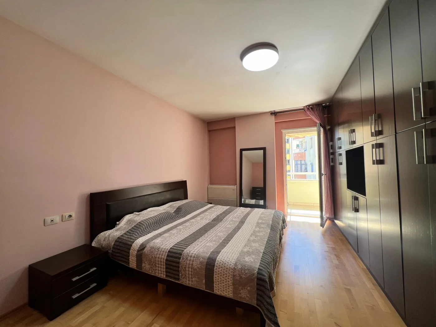В аренду: 2+1+2 квартира с 2 балконами, «Pazari i Ri», Тирана 3