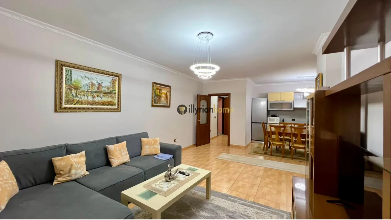 Zur Miete: 2+1+2 Wohnung mit 2 Badezimmern, Rruga e Kavajës, Tiranë.