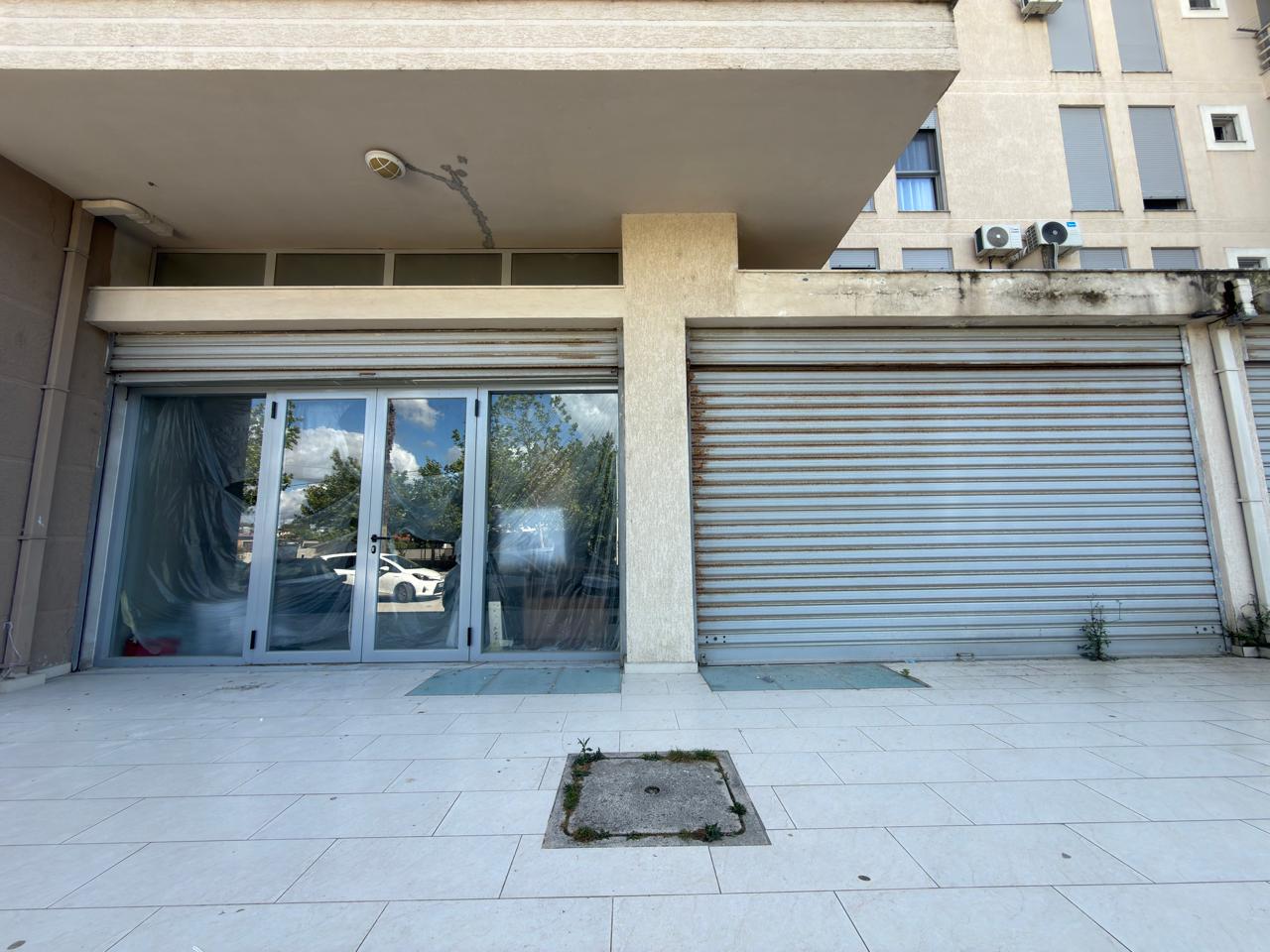 Em venda Attività comerciale 321 m2 a Valona □ Posizione estrategica con affaccio sul mare 2