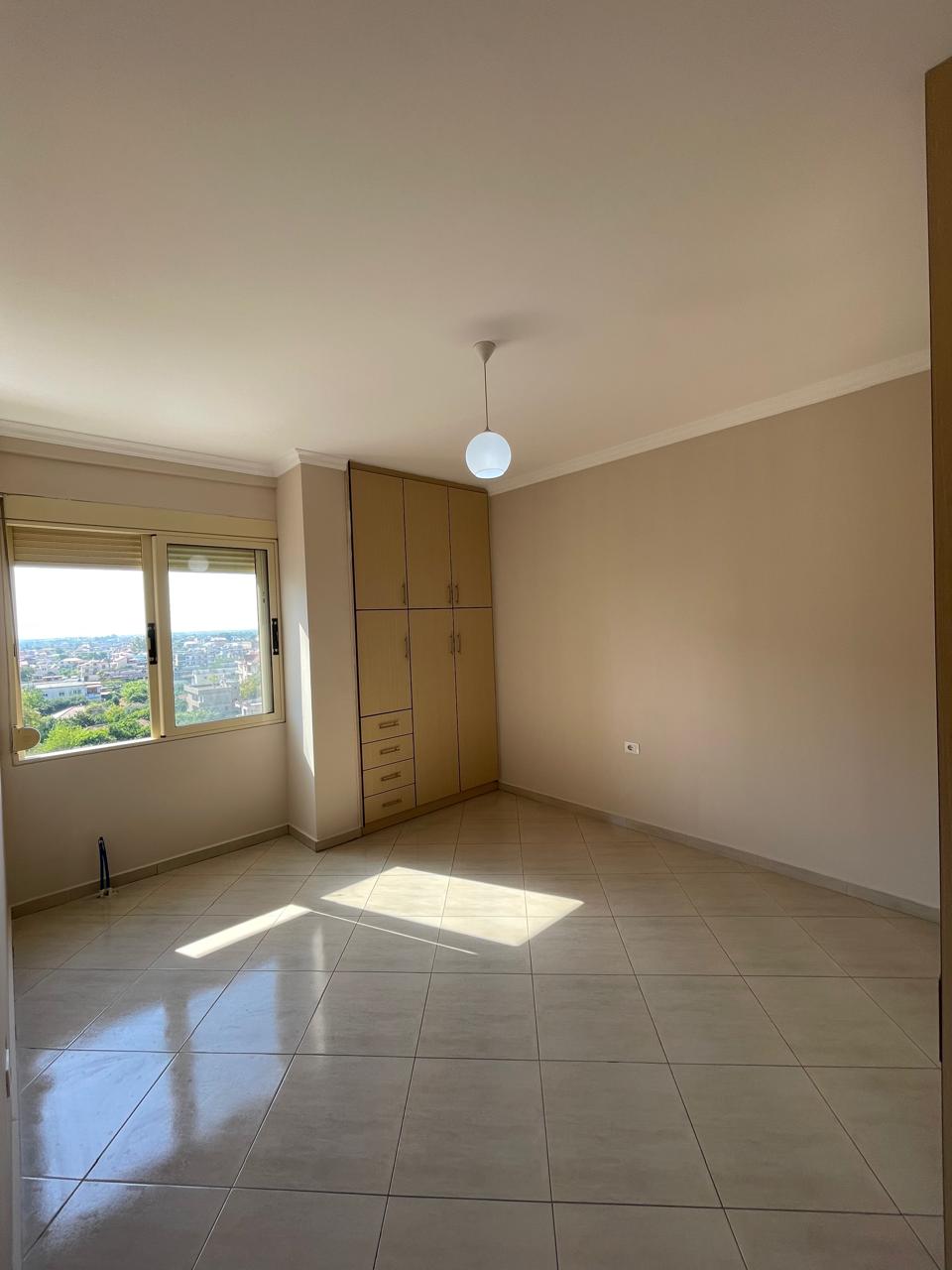 For sale, 2+1+2 apartment with 2 bathrooms, near Loni Papuciu Stadium, Fier. 6