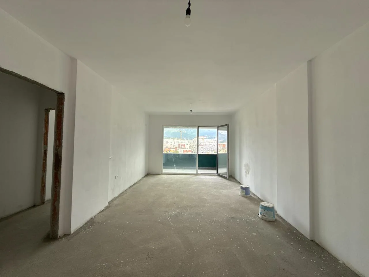 На продажу, квартира 2+1 с 2 ванными комнатами и балконом, Джамллику, Тирана.