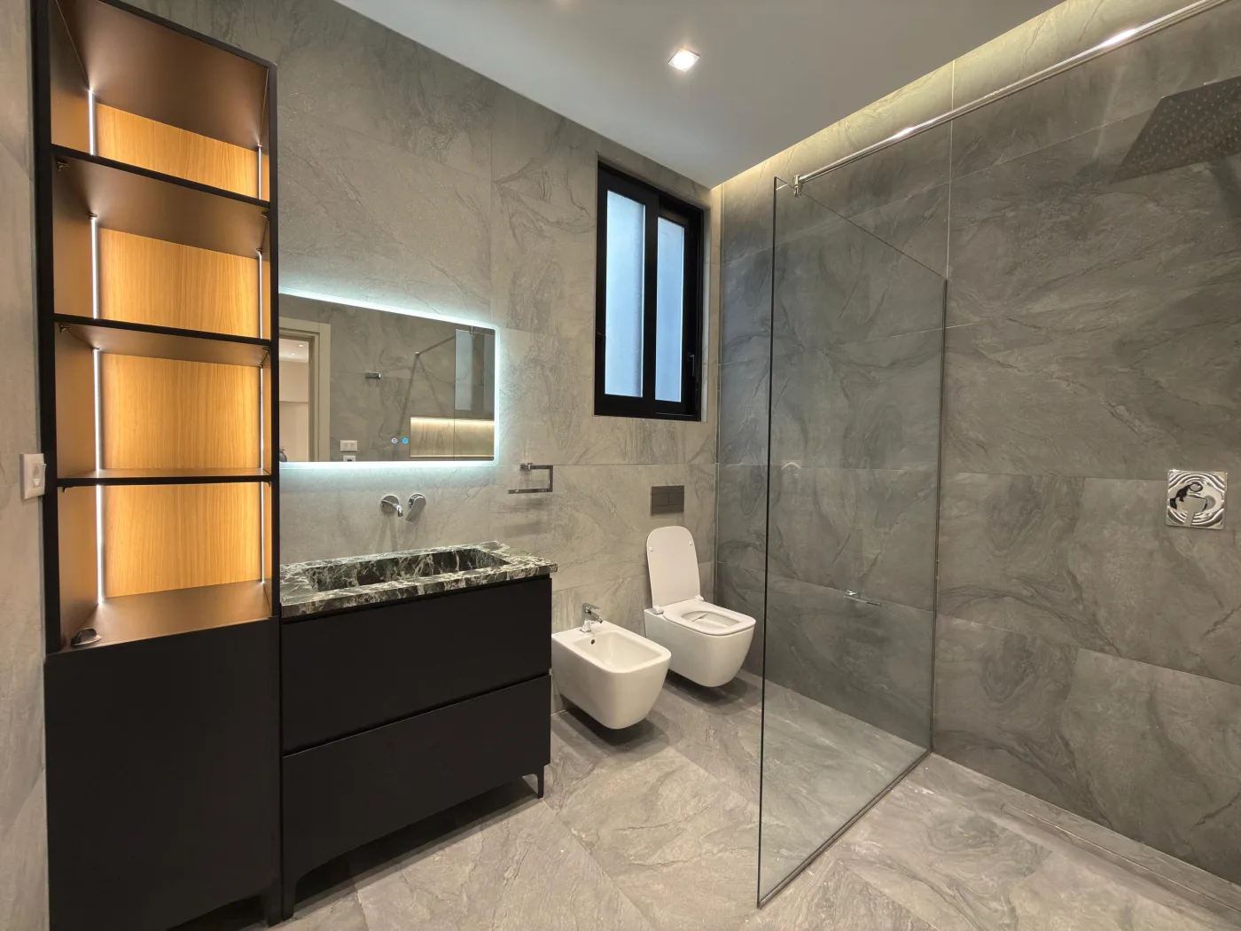 Vermieten Super Luxury 3-Story Villa + Dachboden mit Pool, Fitnessraum, Private Yard und Parkplatz für 6 Autos an diesem See, Tirana. 5