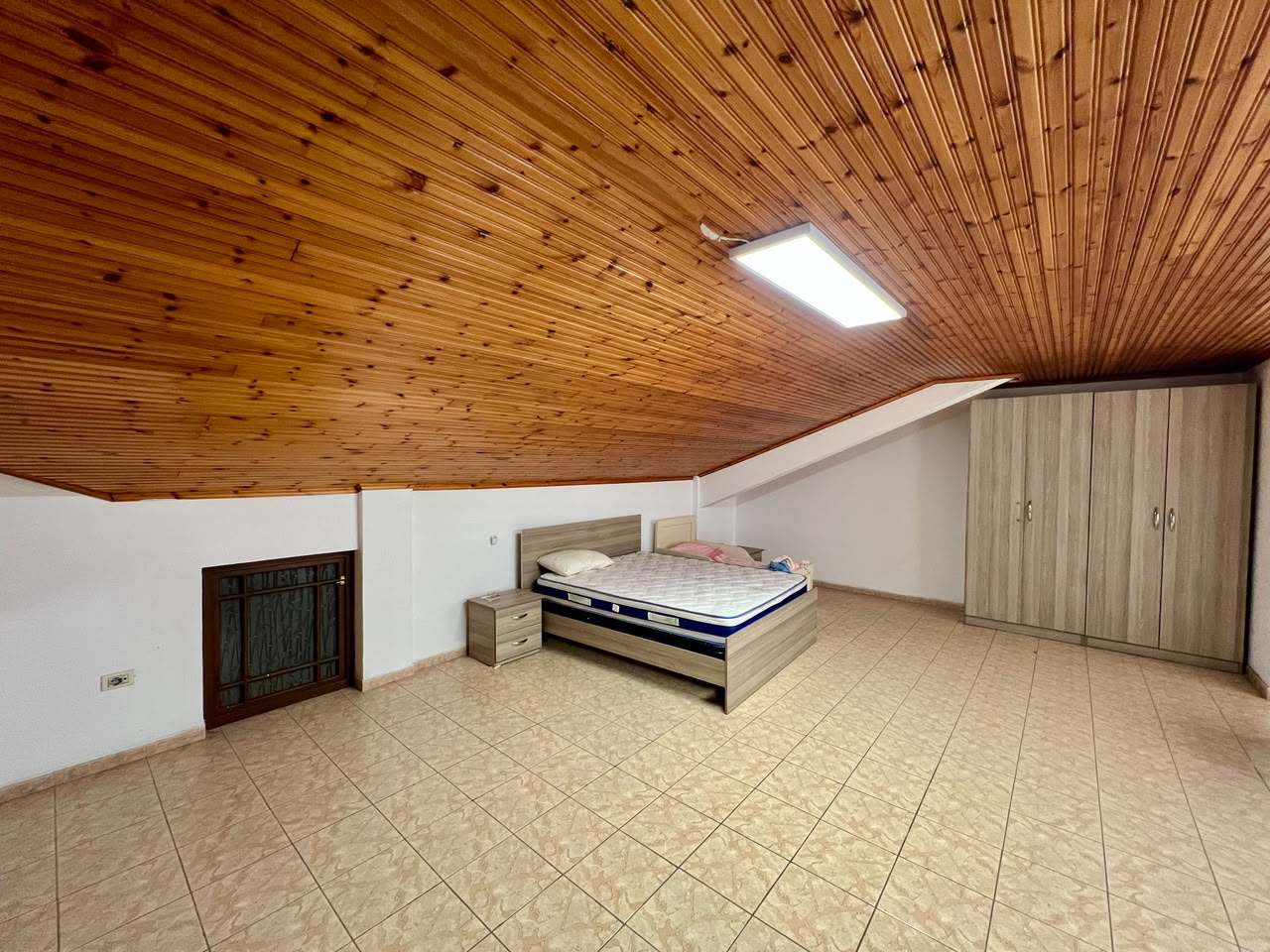 For rent, Papafingo 3+1+Verandah, “Pazari i Ri”, Tirana. 7