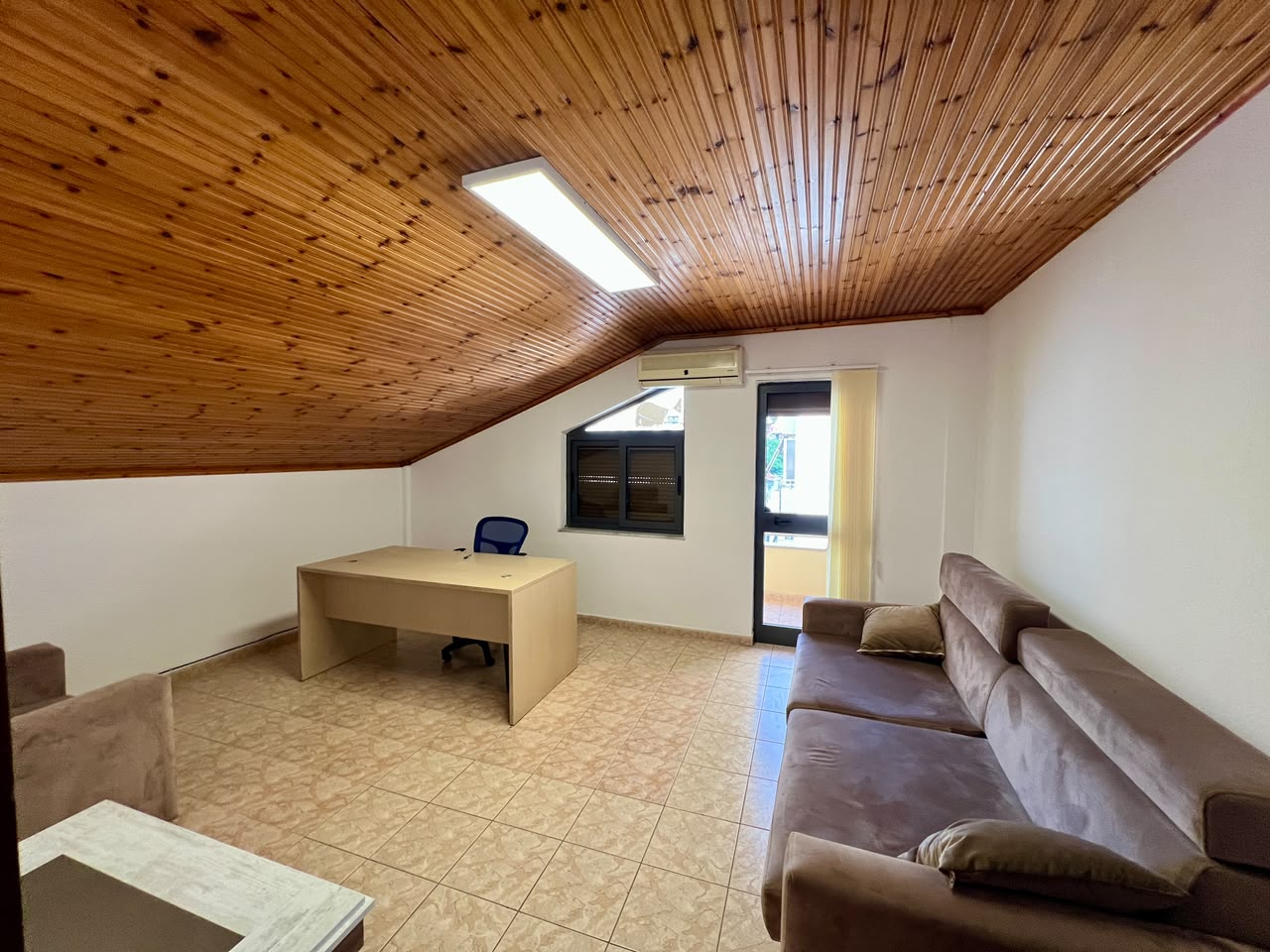 For rent, Papafingo 3+1+Verandah, “Pazari i Ri”, Tirana. 6