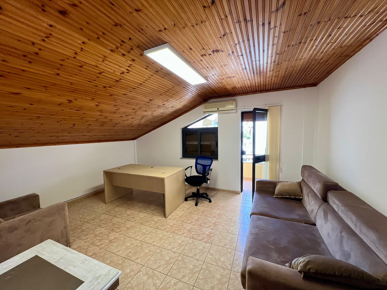 For rent, Papafingo 3+1+Verandah, “Pazari i Ri”, Tirana. 4
