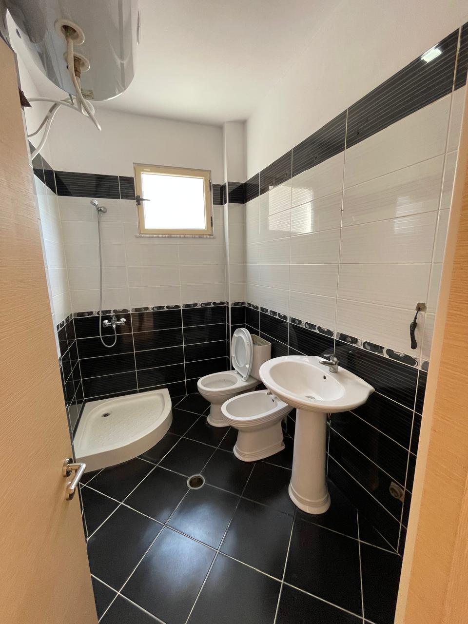 For sale, 2+1+2 apartment with 2 bathrooms, near Loni Papuciu Stadium, Fier. 8