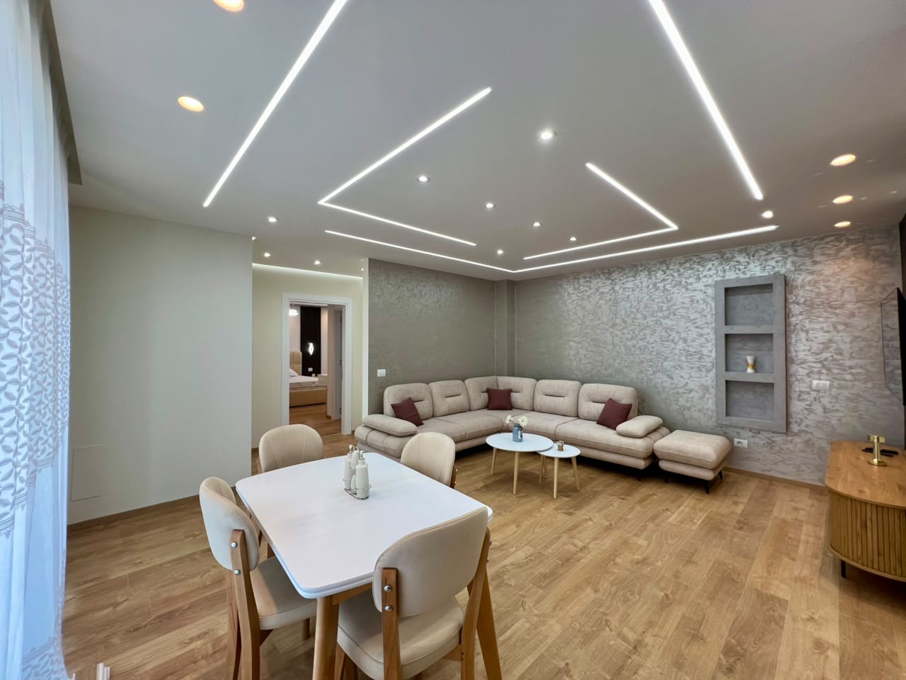 For rent, 2+1 apartment with parking, "Ish Dogana", Tirana. 6