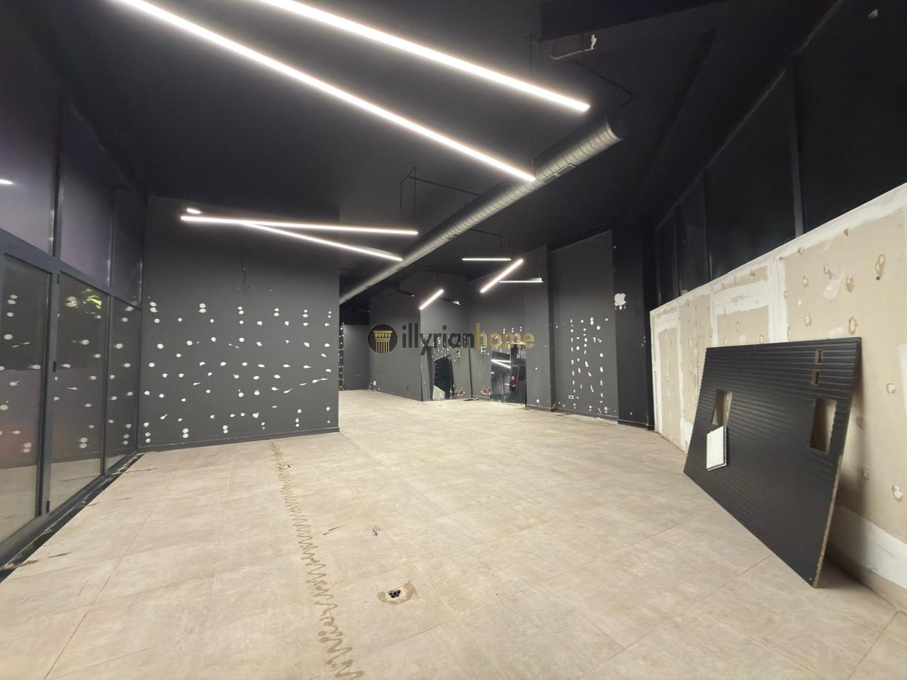 For rent: Commercial space + 2 parking spots, Rruga e Barrikadave, Tirana 2