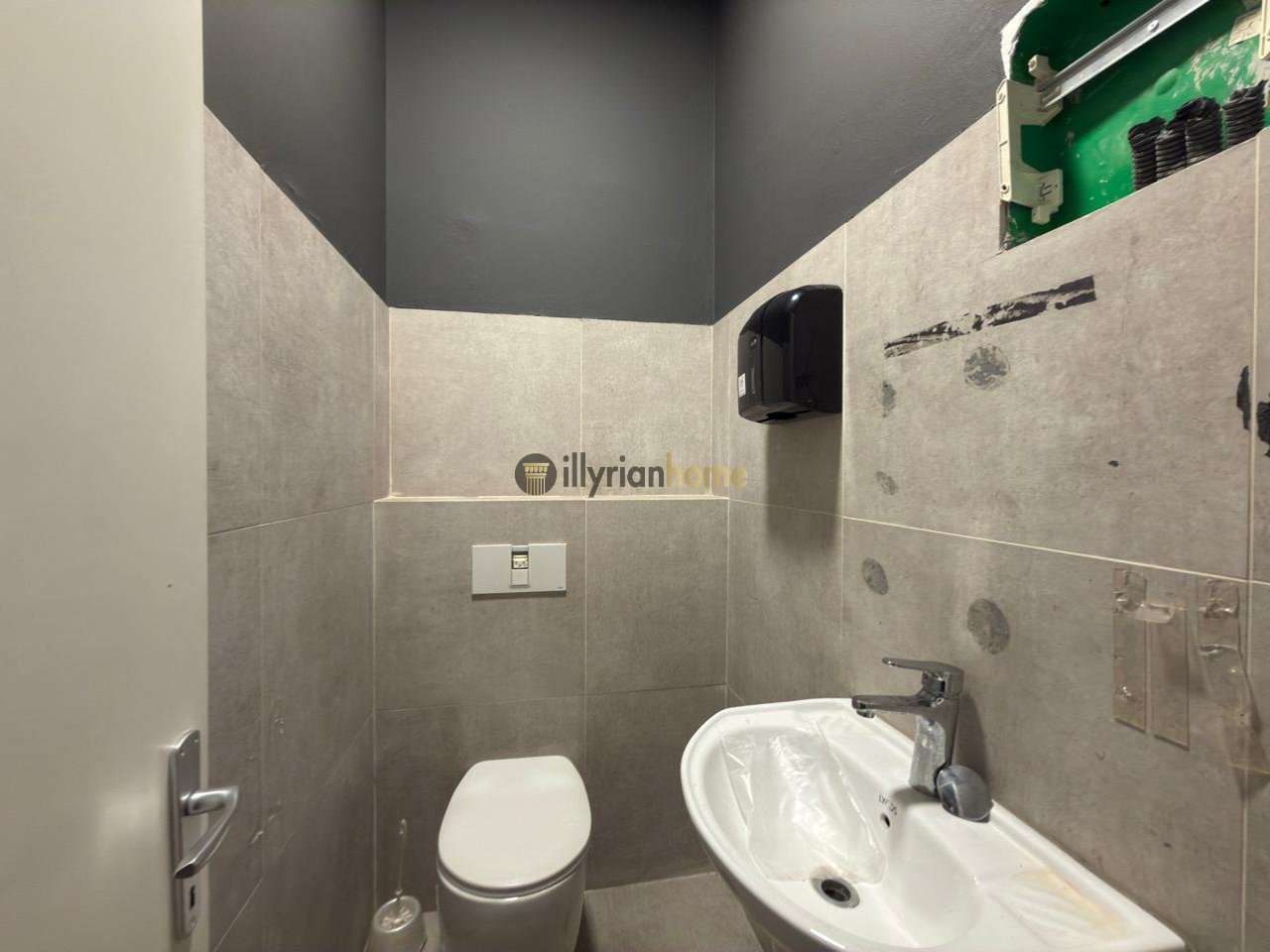 For rent: Commercial space + 2 parking spots, Rruga e Barrikadave, Tirana 4