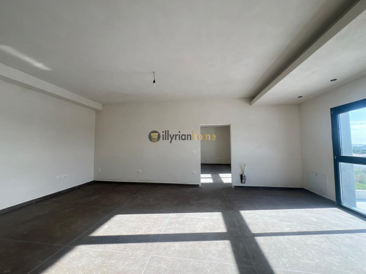 For rent: penthouse on the main street of Maminas, just 5 km from the Tiranë–Durrës highway 6