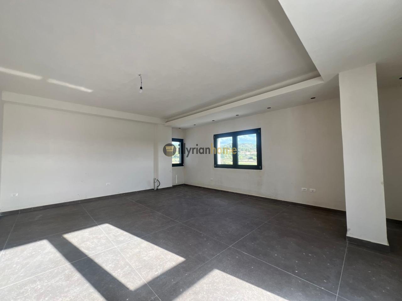 For rent: penthouse on the main street of Maminas, just 5 km from the Tiranë–Durrës highway 5